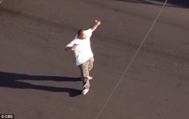 [视频]美国洛杉矶：警匪街头枪战 电视全程直播