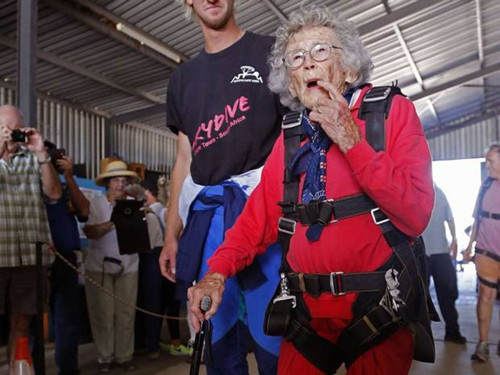 [视频]南非老人为庆祝百岁生日 高空跳伞