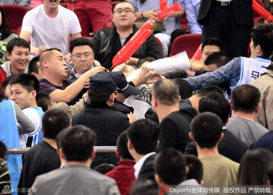 [视频]北京辽宁球迷赛后看台互殴 拳脚相加场面混乱