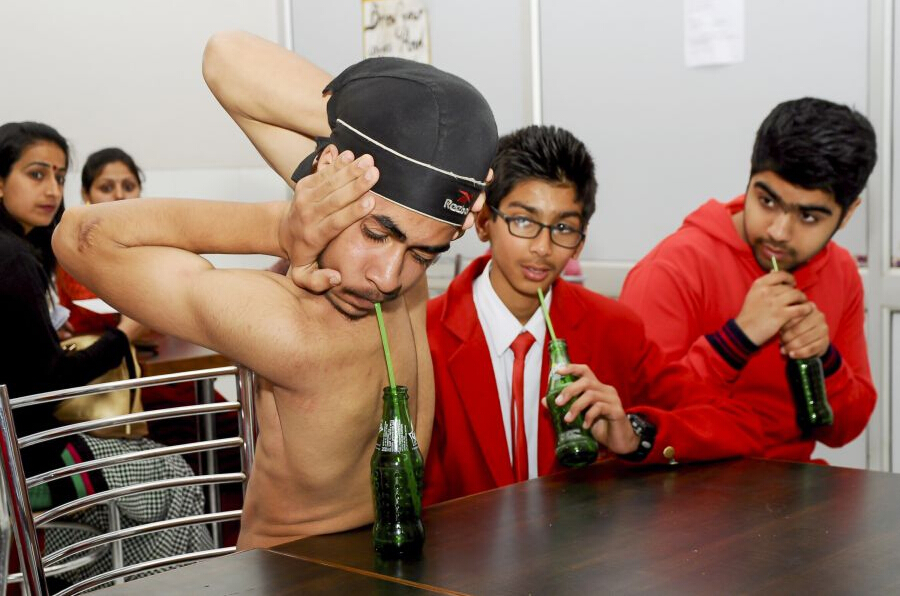 [视频]印度“橡胶男孩” 头转180度不费力（图）