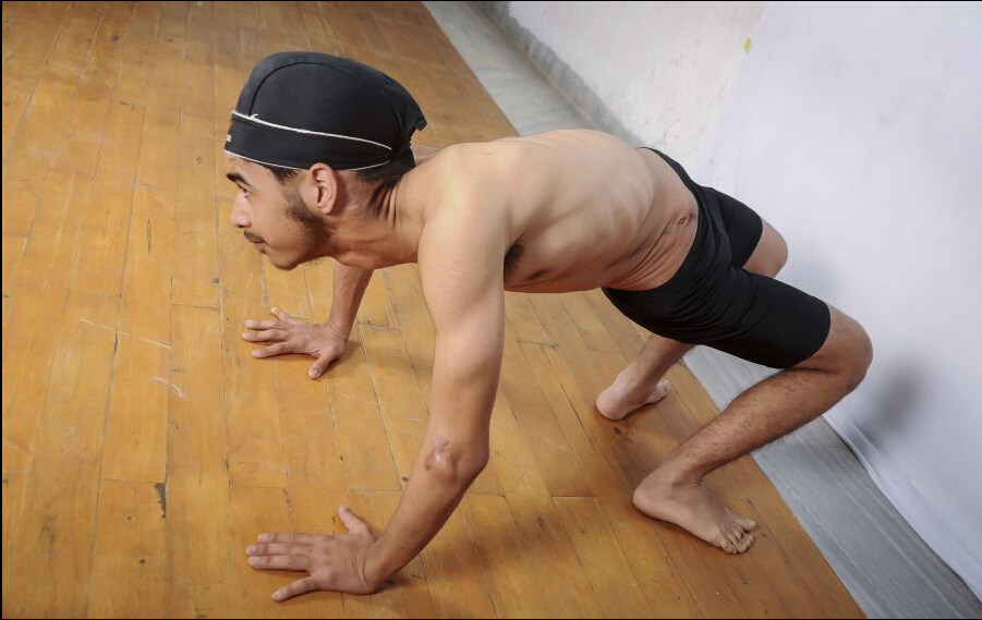 [视频]印度“橡胶男孩” 头转180度不费力（图）