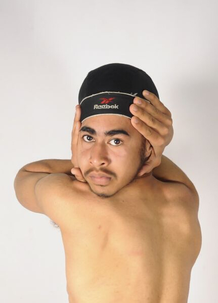 [视频]印度“橡胶男孩” 头转180度不费力（图）