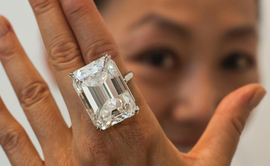[视频]洛杉矶展出100克拉“终极”祖母绿形钻石