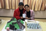 [视频]张艺谋庆祝65岁生日 搂老婆儿子幸福爆棚