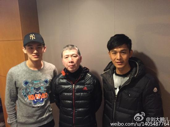 [视频]冯小刚监制新片开拍 陈柏霖乔振宇聚首