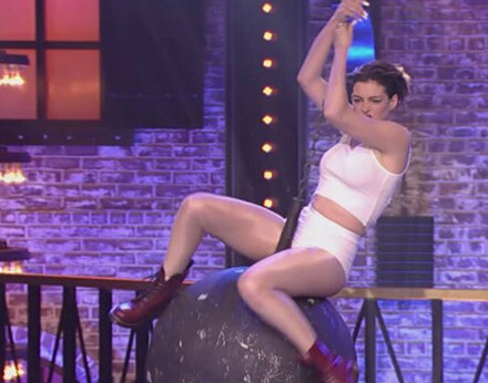 [视频]安妮·海瑟薇再现麦莉热单《Wrecking Ball》MV