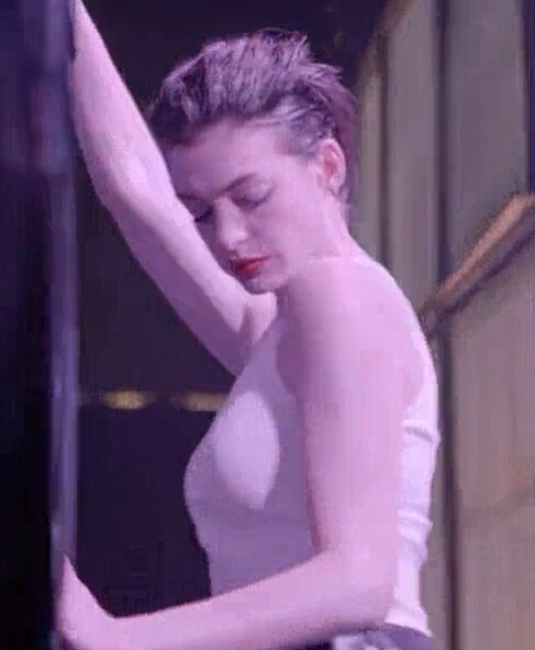 [视频]安妮·海瑟薇再现麦莉热单《Wrecking Ball》MV