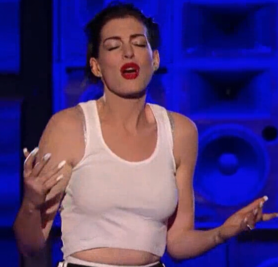 [视频]安妮·海瑟薇再现麦莉热单《Wrecking Ball》MV