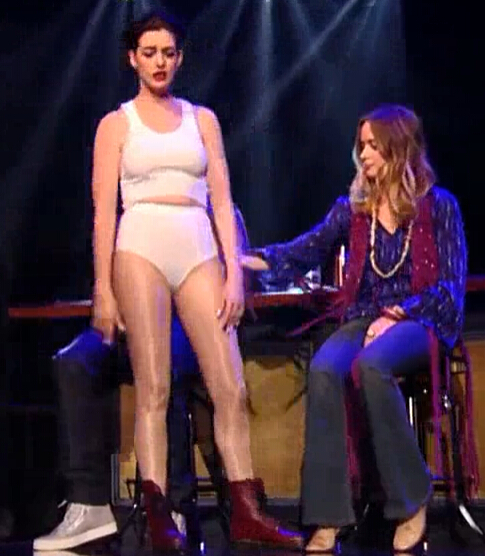 [视频]安妮·海瑟薇再现麦莉热单《Wrecking Ball》MV