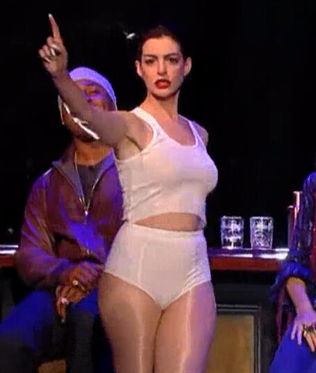 [视频]安妮·海瑟薇再现麦莉热单《Wrecking Ball》MV