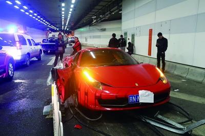 [视频]北京两豪车相撞 兰博基尼司机称不能说