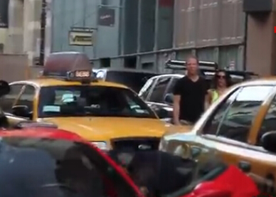 [视频]看美国警察怎么对付开法拉利458富二代的