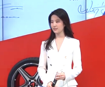[视频]刘亦菲白裙现身车展 对新戏三缄其口