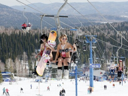 [视频]1600名泳装滑雪者性感亮相欲破世界纪录