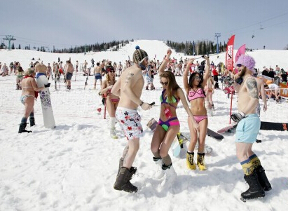 [视频]1600名泳装滑雪者性感亮相欲破世界纪录