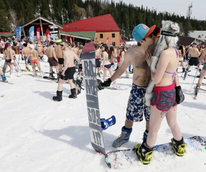 [视频]1600名泳装滑雪者性感亮相欲破世界纪录