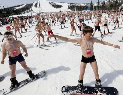 [视频]1600名泳装滑雪者性感亮相欲破世界纪录