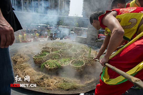 黔阳古城“三月三”女儿节开幕 世界最大锅地荠蛋亮相