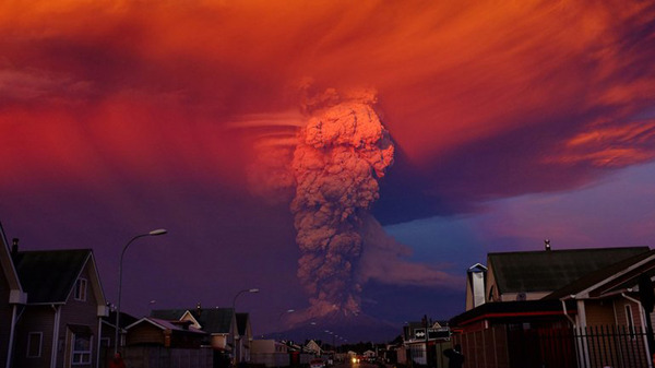 [视频]实拍智利火山喷发 血色漫天如末日降临