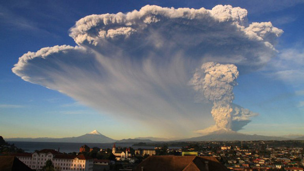 [视频]实拍智利火山喷发 血色漫天如末日降临
