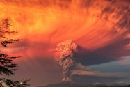 [视频]实拍智利火山喷发 血色漫天如末日降临