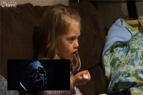 [视频]《星战7》预告惊呆小朋友！ 奶嘴吓掉萌值爆表 