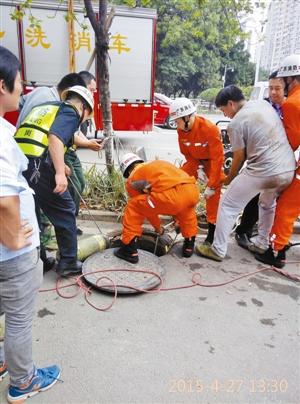 [视频]深圳女子踩井盖坠井身亡 坠落前托出女儿