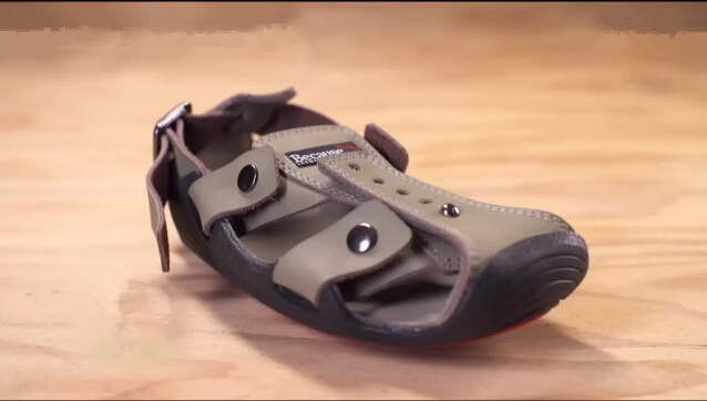 [视频]美国慈善家发明“会生长的鞋” 脚大鞋就长