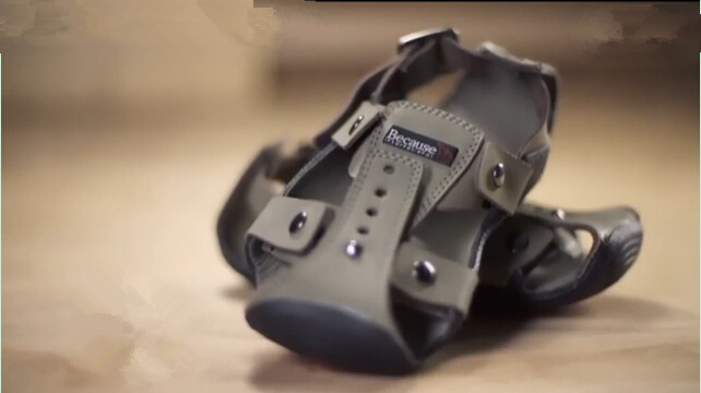 [视频]美国慈善家发明“会生长的鞋” 脚大鞋就长