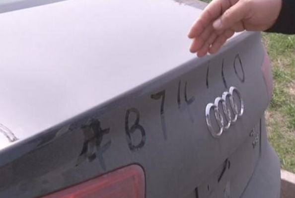 [视频]无牌奥迪手写“牛B74110” 民警当场扣留