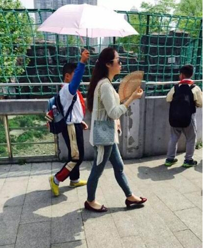 [视频]小学生该不该给女老师打伞