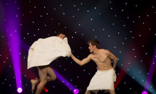 [视频]法国裸男跳香艳毛巾舞 分分钟想把毛巾扯掉！