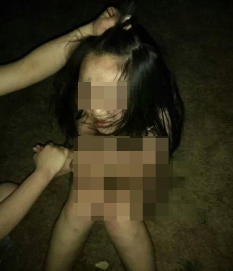 [视频]连云港一女大学生被扒光殴打 因手机起纠纷