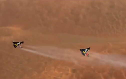 [视频]“鸟人”伊夫·罗西喷气飞跃迪拜上空