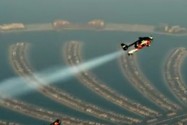 [视频]“鸟人”伊夫·罗西喷气飞跃迪拜上空