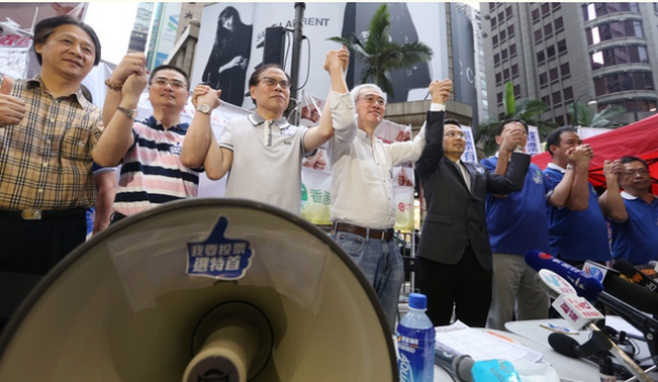 [视频]香港超121万人上街签名支持普选政改方案