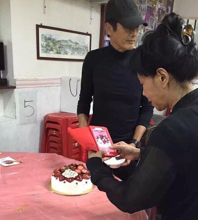 [视频]周润发庆60岁生日 发嫂送蛋糕示爱老公