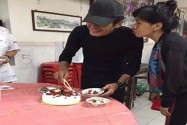 [视频]周润发庆60岁生日 发嫂送蛋糕示爱老公