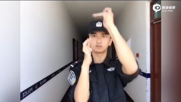 [视频]警察叔叔《uptown funk》手指舞 太帅了