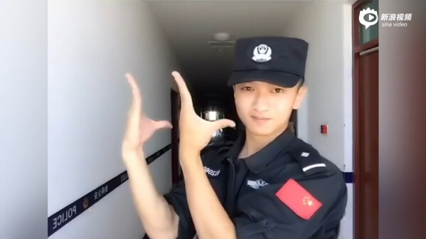 [视频]警察叔叔《uptown funk》手指舞 太帅了
