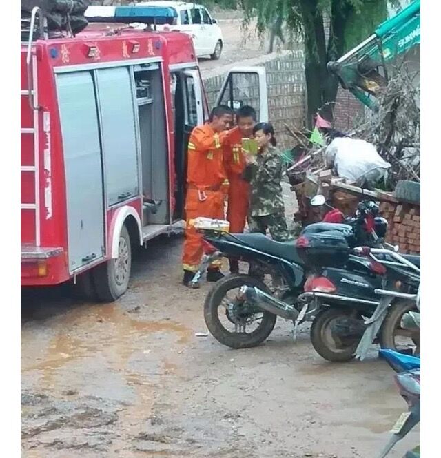 [视频]官方回应消防官兵不救人忙自拍：已处理当事人