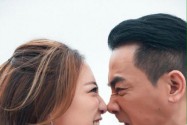 [视频]陈小春应采儿结婚5年再拍照 搞笑十足