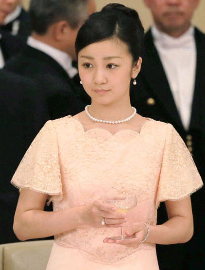 [视频]日本公主成年后首次亮相晚宴 美貌引青睐