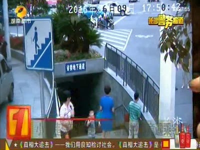 小车违法实线变道 辅警拦停遭乘客辱骂