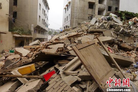 [视频]夫妇半夜发现墙裂 叫醒68人后楼体垮塌无人伤亡