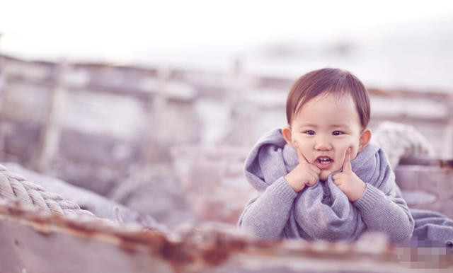 [视频]黄磊孙莉新西兰度蜜月 小女儿正面首次曝光