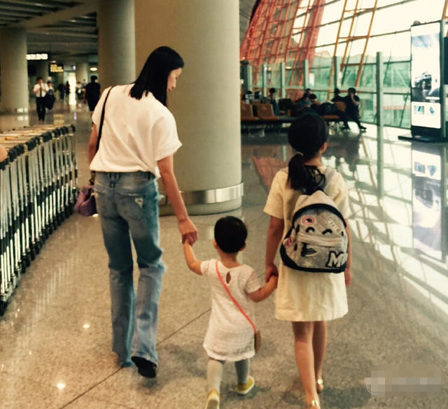 [视频]黄磊孙莉新西兰度蜜月 小女儿正面首次曝光