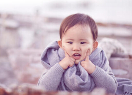 [视频]黄磊孙莉新西兰度蜜月 小女儿正面首次曝光