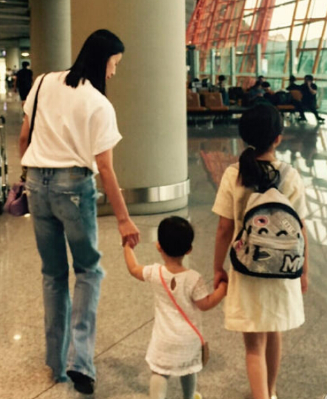 [视频]黄磊孙莉新西兰度蜜月 小女儿正面首次曝光