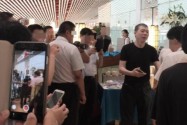 [视频]一碗米饭引起的风波：冯小刚机场贵宾室发飙引欢呼